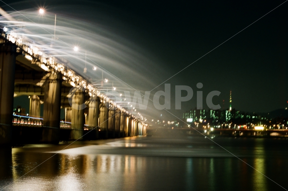 필름카메라,잠수교음악분수,장노출,감성사진,야경,야경,밤,풍경,nightscape,night,landscape,도시,city,한국도시풍경,한국도시경관,korea cityscape,water,물,waterfront,워터 프론트,lighting,조명