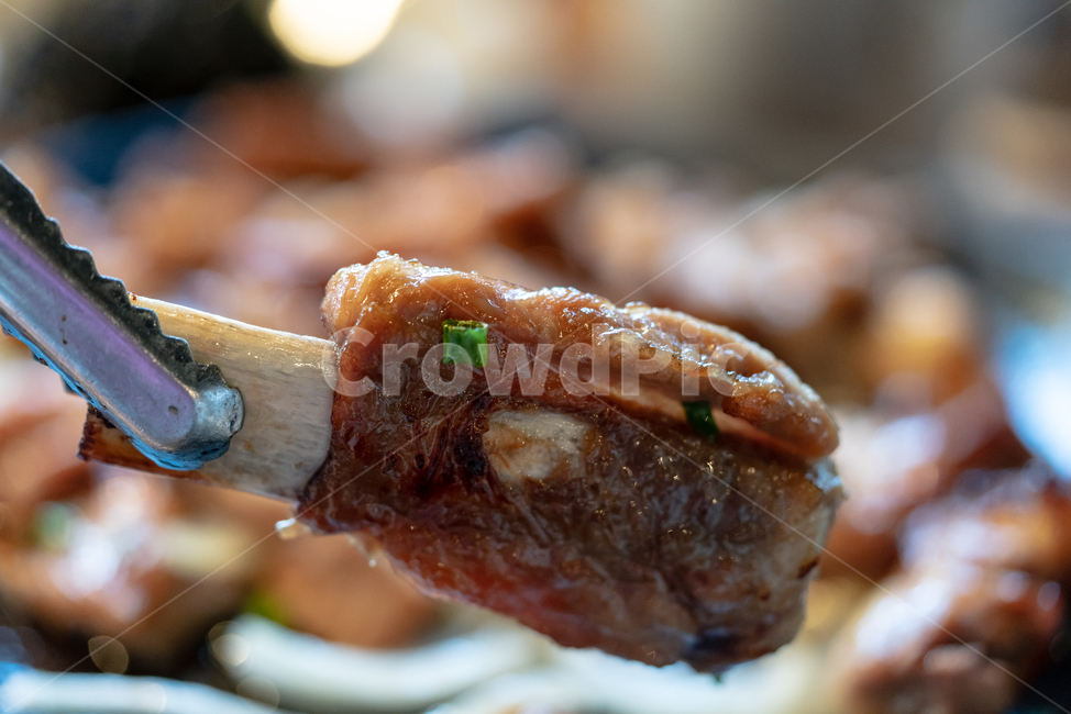고기,갈비,양념,돼지,달콤한,접사,식사,음식,요리,단백질,동물,맛집,조리,뼈,익힌,맛있는,콜레스테롤,비만,기름진,건강,식탁,반찬,접시,집개,음식,식재료,요리,food,cook,meal,dishes,food reserves,육류,고기,meat,한식,한국음식,한국요리,korean food,korean dishes,korean meal,korean cook