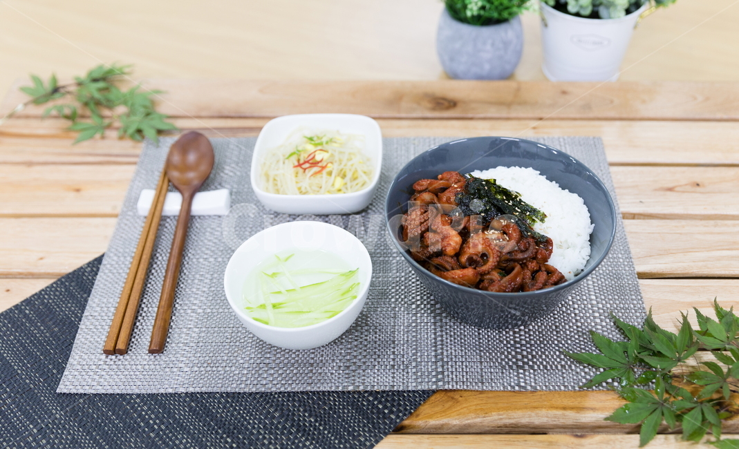 주꾸미,요리,다이어트,매운음식,식기류,건강식,조리법,그릇,테이블,식사,맛있다,먹다,별미,낙지,문어,맵다,짜다,준비,숟가락,식탁,붉다,해산물,바다요리,재료,배고프다,무침,볶음,식당,밥,볶다,젓가락,매콤하다,양념,음식,식재료,요리,food,cook,meal,dishes,food reserves,한식,한국음식,한국요리,korean food,korean dishes,korean meal,korean cook