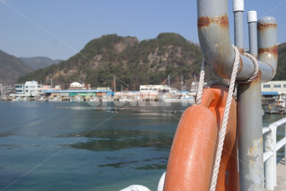 바다,잔잔한바다,동해바다,구명튜브,안전튜브,산,하늘,산바다,하늘바다,바닷가,해안가,자연,풍경,nature,landscape,한국자연풍경,한국자연경관,korea nature landscape,산업,industry,industrial,어업,fishery,fishing industry