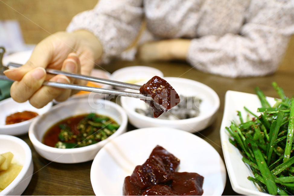 간,생간,선지,상차림,천엽,부추,곱창구이,곱창집,기본반찬,반찬,음식,요리,간장,양념,외식,음식점,부추무침,기름장,신선한,야채,식당,곱창구이집,한국음식,음식문화,음식,식재료,요리,food,cook,meal,dishes,food reserves
