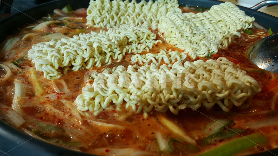 부대찌개,식사,메뉴,요리,레시피,맛집,분식,recipe,라면,면발,햄,국물,찌개,맛있는,맛있다,식당,한국요리,food,korea,소세지,식재료,식자재,냄비,cook,조리,끓다,끓이는,보글보글,부글부글,한식,음식,반찬,푸드,음식,식재료,요리,food,cook,meal,dishes,food reserves,면류,면요리,noodles,한식,한국음식,한국요리,korean food,korean dishes,korean meal,korean cook