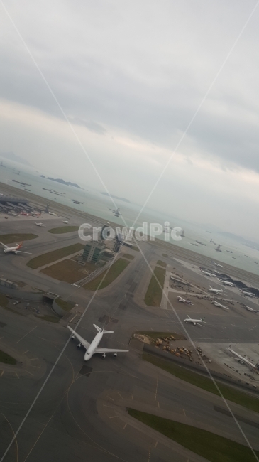 공항,비행기,항공,비행,착륙,이륙,기내,창문,윈도우,창밖,바다,하늘,배,구름,비행장,홍콩,인터네셔널공항,국제공항,airplane,plane,airport,port,internationalairport,window,windowseat,ship,cloud,sea,sky,hongkong,교통,교통수단,traffic,transportation,airfield