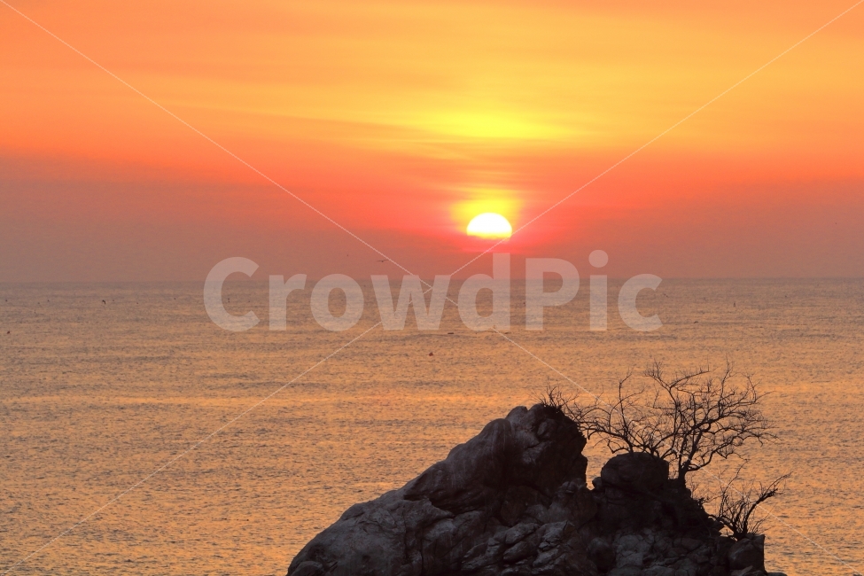 추암해수욕장,일출,촛대바위,동해안,바닷가,자연,풍경,nature,landscape,한국자연풍경,한국자연경관,korea nature landscape,outdoors,옥외,dawn,새벽,red sky,붉은 하늘,dusk,황혼,sunset,일몰,sky,하늘