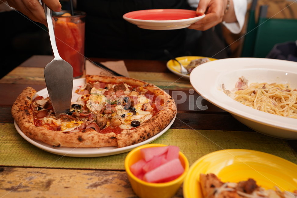 피자,pizza,이태리,이탈리안,빵,먹방,음식,푸드,food,외식,데이트,먹거리,치즈,사람,인물,인간,human,person,신체일부,몸,body,음식,식재료,요리,food,cook,meal,dishes,food reserves,양식,서양음식,서양요리,western food,western dishes,western meal,western cook