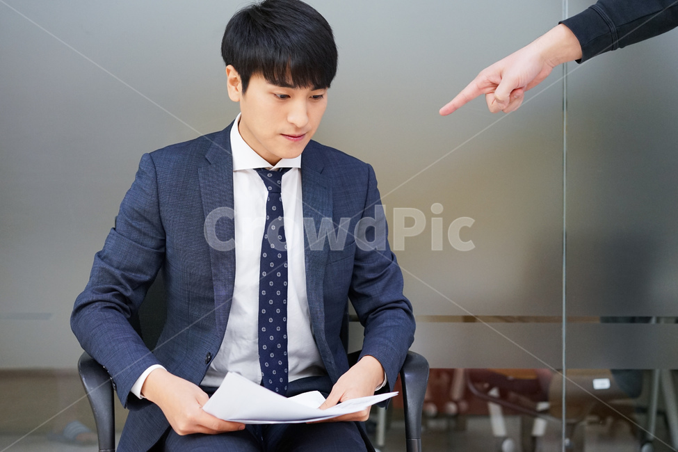 남자,남성,비즈니스,신입사원,직장인,회사원,사무실,서류,업무,스트레스,양복,정장,work,사회생활,직장생활,지시,꾸지람,꾸중,구박,혼남,사람,인물,인간,human,person,손,제스처,표시,손짓,표현,gesture,hand,sign,expression,남성,남자,man,male,산업,industry,industrial,비즈니스,사업,business,service,work