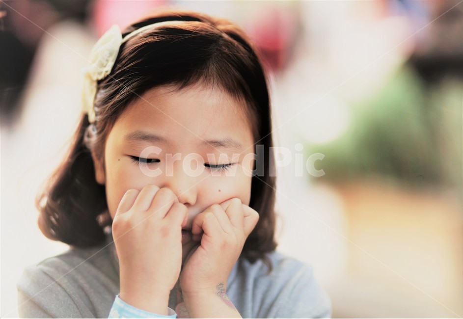 소녀,여자아이,단발머리,초등학생,머리띠한아이,회색티