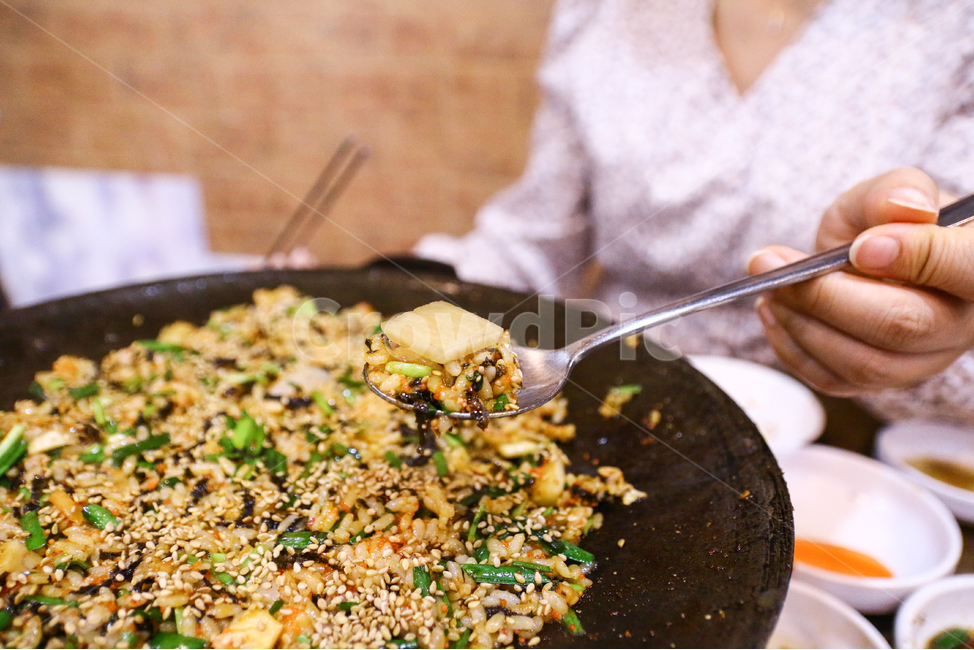 볶음밥,철판볶음밥,철판,식사,음식,깨,참깨,야채,요리,맛있는,밥,부추,식당,음식점,고소한,숟가락,식문화,음식문화,한국,한국음식,한국요리,외식,메뉴,음식,식재료,요리,food,cook,meal,dishes,food reserves