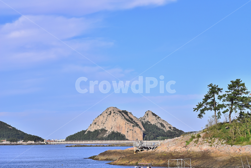 섬,고군산군도,water,물,해안선,옥외,해상국립공원,푸른바다,하늘,구름,파랑색,블루톤,물결,배경,바탕,백그라운드,background,한국자연경관,island,outdoors,sea,바다,coast,연안,어업,고깃배,고기잡이어선,어선,선유도,소나무,갯바위,통통배,shoreline,자연,nature,땅,자연,풍경,nature,landscape,land,ocean,대양