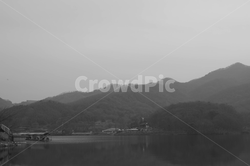 저수지,흑백,산,나무,호수,lake,자연,풍경,nature,landscape,흑백,모노톤,monochrome,black and white,outdoors,옥외