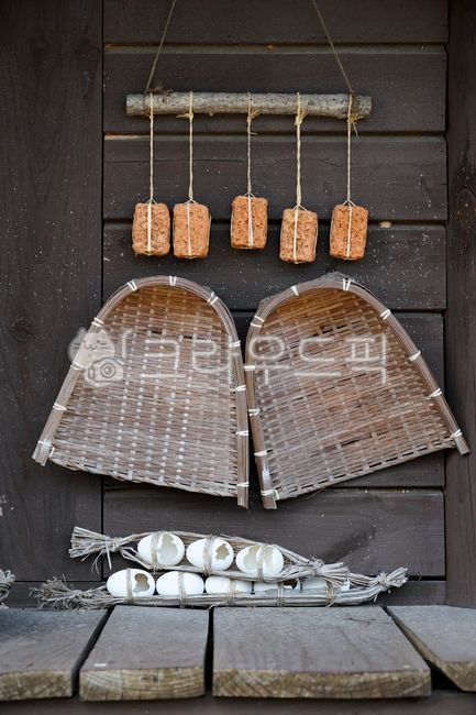 background,wooden wall,country,soybean paste,food,key,net,eggshell,floor,soybean paste,drying,drying