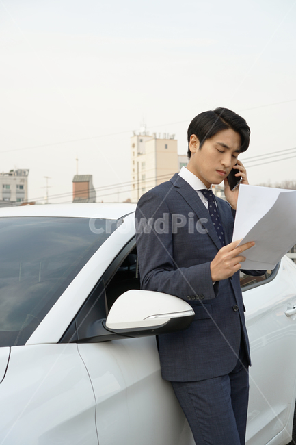 운전,차,차량,자동차,남자,남성,사람,직장인,출근,피곤,운전자,주차장,여유,정장,서류,비즈니스,비즈니스맨,스마트폰,통화,사람,인물,인간,human,person,남성,남자,man,male,교통,교통수단,traffic,transportation,정보통신기술,전자기기,전자제품,it,information,technology,electronic equipment,비즈니스,사업,business,service,work