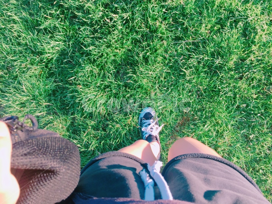 발걸음,다리,잔디,푸른,풀밭,여행,travel,여행자,운동화,ground,traveler,여행가,힙색,반바지,스니커즈,풀,싱그러움,걷는사람,사람,인물,인간,human,person,신체일부,몸,body
