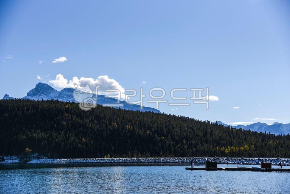 newlymarriedcouple,couple,stunning,sight,Minnewanka,sightseeing,water,Canada,canada,tranquility,lake,vista,serenity,minnewanka,winter,Reservoir,majestic,married couple,scenery,rocky,peaceful,filming,floating,leisure,picturesque,famous,nature,people,albert
