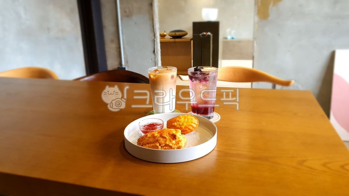 Bokbunja drink,bread,Madeleine,snack,Cafe Latte,Latte,cafe,dessert,scone,fruit drink,coffee,beverage