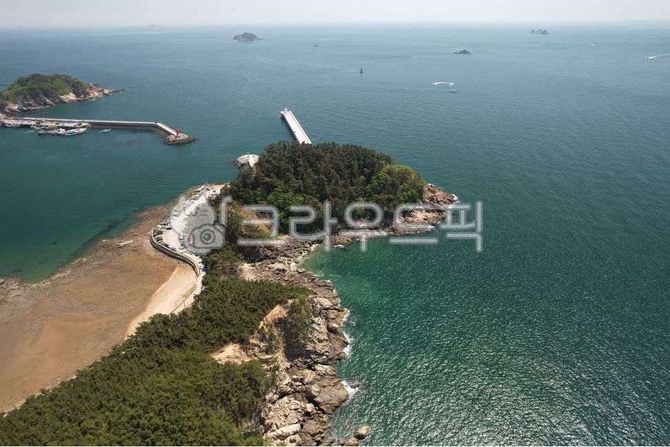 항공촬영,드론사진,해안선,바다,절벽,기암괴석,방파제,등대,포구,어촌,섬,자연풍경,조망,전경,관광지,여행지,수평선,옥빛바다,한국여행,여름휴가,지리,지형,해안경관,청정지역,탁트인,AerialView,DroneShot,Coastline,Sea,Cliff,Rocks,Breakwater,FishingVillage,Island,Ocean,Nature,TravelKorea,Landscape,Scenery,Horizon