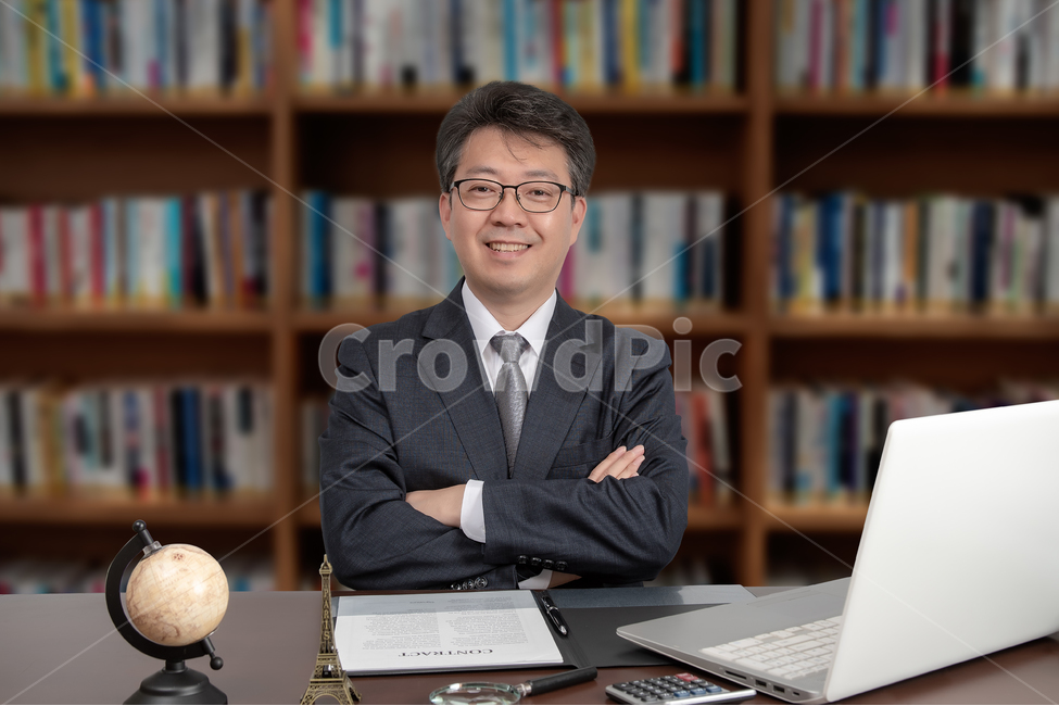 비즈니스,중년,남성,남자,비즈니스맨,비지니스,비지니스맨,1명,중장년,40대,50대,회사원,사업,웃는,사업가,정장,양복,슈트,지구본,책장,노트북,컨셉,개념,책,책꽂이,한국인,사장,회장,매니저,관리자,ceo,사장님,컨설팅,컨설턴트,계약,회계사,법무사,변호사,계약서,성공한,미소짓는,미소,돋보기,일본인,중국인,아시아인,사람,인물,인간,human,person,남성,남자,man,male,산업,industry,industrial,비즈니스,사업,business,service,work