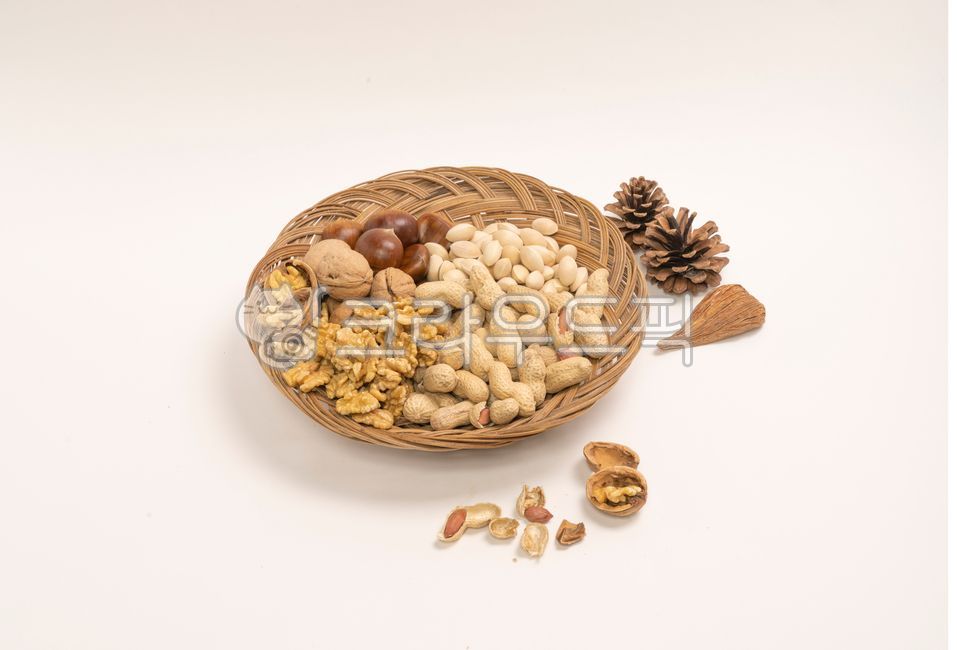 Daeboreum,basket,savory,fruit,white background,peanuts,nut,walnut,peeling,breaking the shell,nuts,shell,New Years Day Full Moon,healthy,fruition,walnuts,ginkgo,peanut,chesnut,chestnuts