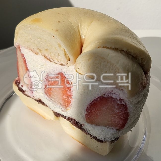 bread,빵,food,음식,베이글샌드,딸기베이글,딸기,strawberry,딸기베이글샌드,디저트,dessert,카페,cafe,홈카페,homecafe,bagelsand,strawberrybagel,strawberrybagelsand