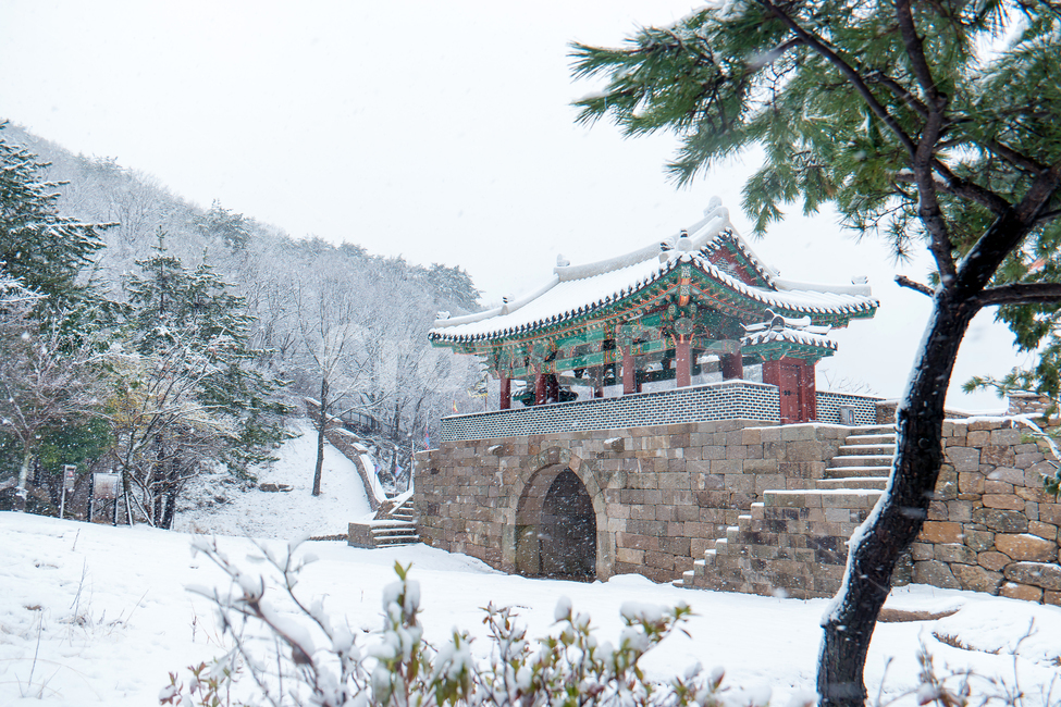춘설,춘분,금정산,금정산성,서문,성문,금정산성서문,겨울,계절,winter,season,자연,풍경,nature,landscape,한국자연풍경,한국자연경관,korea nature landscape,한국전통,한국문화,korean traditional,korean culture,outdoors,옥외