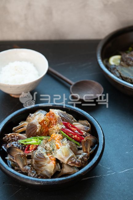 간장게장,게장,게,꽃게장,꽃게,레몬,간장,홍고추,청량고추,밥도둑,food,음식,반찬,한식,전통,쌀밥,흰밥,젓가락,테이블,식탁,spoon,숟가락,해산물,해물,조리,접시,dish,식사