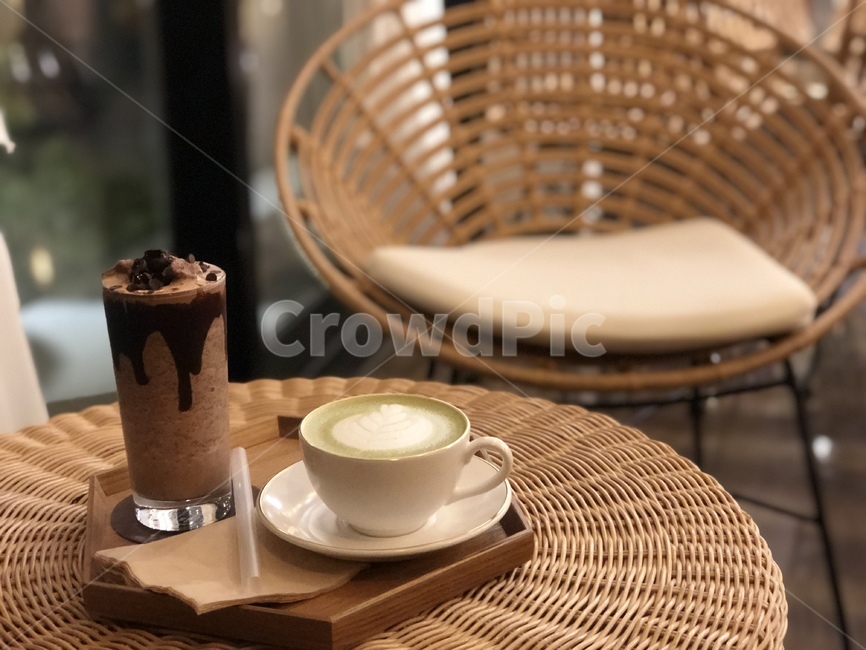 카페,빵,커피,생크림,휴식,쉬는시간,여유,cup,컵,coffeecup,커피컵,pottery,도기류,saucer,받침접시,커피,카페,coffee,cafe