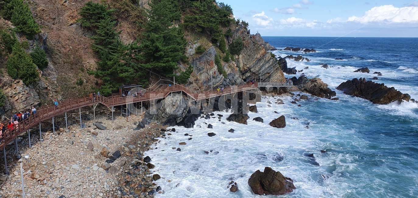 바다,파도,바위,정동진,부채길,하늘,구름,파란색,하얀색,see,blue,곶,promontory,자연,nature,옥외,outdoors,물,water,해변,바다,beach,sea