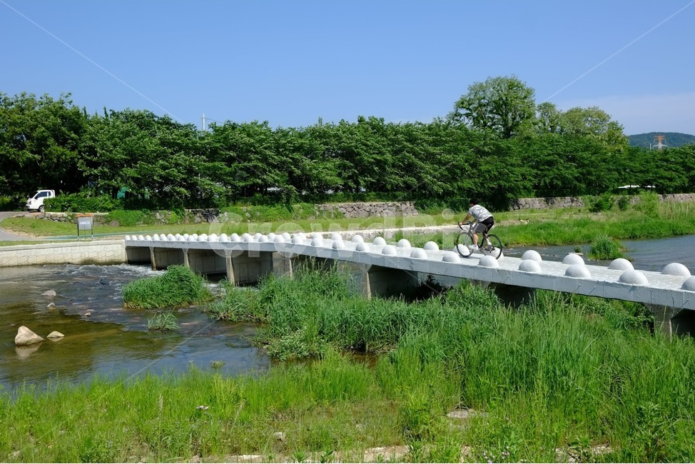 부산,수영강,풍경,금정구,강물,하천,강,자연,풍경,nature,landscape,한국자연풍경,한국자연경관,korea nature landscape,사람,인물,인간,human,person,스포츠,레저,운동,sports,leisure,exercise,건강,헬스웨어,헬스케어,healthware,health care,vehicle,차량,bicycle,자전거,transportation,교통,bike