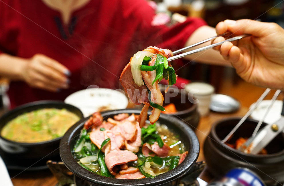 불고기,오리고기,육식,식사,한식,음식,술안주,먹거리,푸드,육류,요리,고기,뚝배기,사람,인물,인간,human,person,신체일부,몸,body,음식,식재료,요리,food,cook,meal,dishes,food reserves,육류,고기,meat