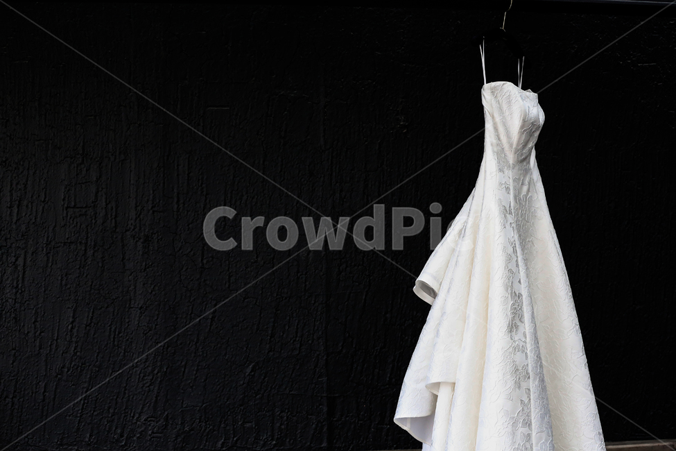 bride,silk,wedding dress,dress,black background,lace,black,satin,clothes,white,jacquard,marriage,black and white photo,fabric,wedding,pure white,hanger