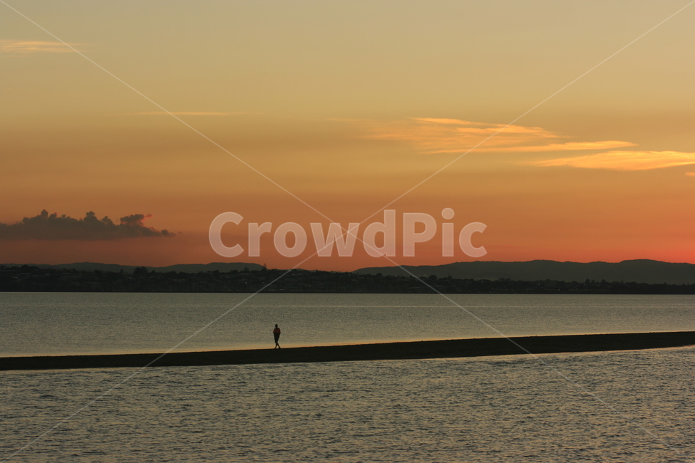 wellingtonpoint,queensland,brisbane,australia,바다,풍경,웰링턴포인트,자연,풍경,nature,landscape,사람,인물,인간,human,person,인물실루엣,사람실루엣,character silhouette,human silhouette,여행,휴가,traveling,vacation,trip,고독함,외로움,쓸쓸함,우울함,슬픔,lonely,solitary,outdoors,옥외,red sky,붉은 하늘,dusk,황혼,dawn,새벽,sky,하늘,sunset,일몰