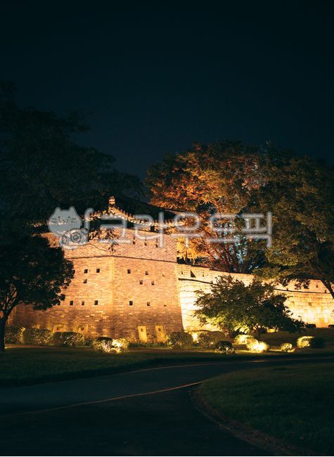 Hwaseong Temporary Palace,night view,castle,Suwon city,construct,Suwon Hwaseong Fortress,building,rampart,crescent,tile roof,Korean tradition