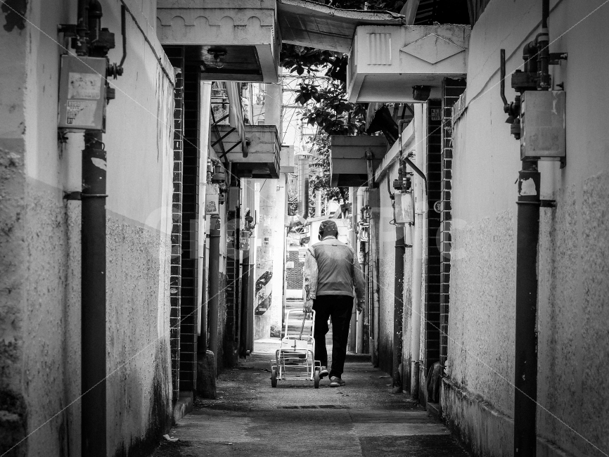 골목길,뒷모습,흑백사진,노인,골목,마을길,담장,도시,풍경,city,landscape,골목길,alley,사람,인물,인간,human,person,노인,어르신,old man, senior citizen,흑백,모노톤,monochrome,black and white,road,도로,street,거리,building,건물,town,시티,urban,어반