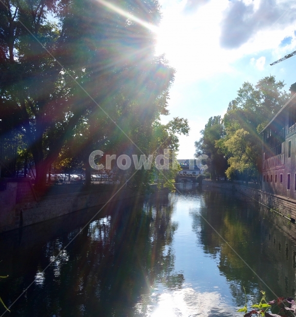 자연,강가,휴식,여행,프랑스,산책,나무,햇빛,공원,nature,river,resting,travel,france,walking,trees,sunlight,sunset,sunshine,park,도시,풍경,city,landscape,해외,외국,세계,foreign,oversea,world,세계도시풍경,해외도시풍경,외국도시풍경,world cityscape,ditch,도랑,building,건물,castle,성,architecture,건축물,light,빛,flare,플레어