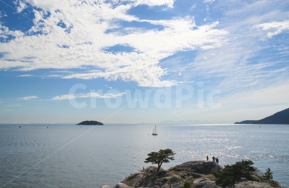 바다,풍경,요트,수평선,바위섬,섬,경치,경곤,대양,해양,sea,ocean,하늘,구름,파란,파란하늘,나무,캐나다,밴쿠버,하늘색,돛단배,레져,여행,흰구름,아름다운,관광객,휴가,평화로운,망망대해,자연,여행사진,자연,풍경,nature,landscape,교통,교통수단,traffic,transportation,outdoors,옥외,land,땅,shoreline,해안선,water,물,vehicle,차량,boat,보트,promontory,곶,coast,연안