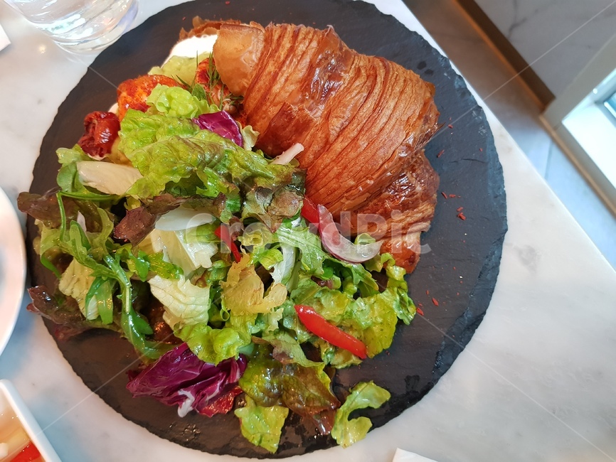 샐러드,크루아상,salad,아보카도샐러드,브런치,brunch,avocado,cafe