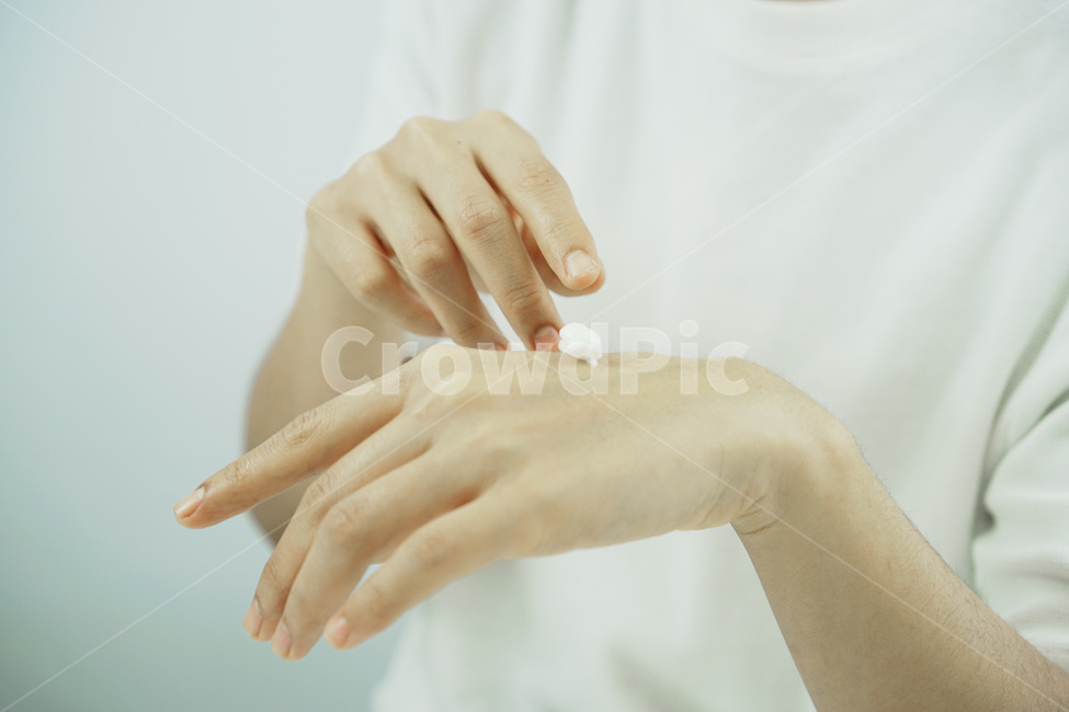 손,신체일부,뷰티,스킨케어,피부관리,화장품,핸드크림,hand,cream,beauty,skincare,cosmetic,남성,사람,인물,인간,human,person,신체일부,몸,body,뷰티,미용,beauty treatment