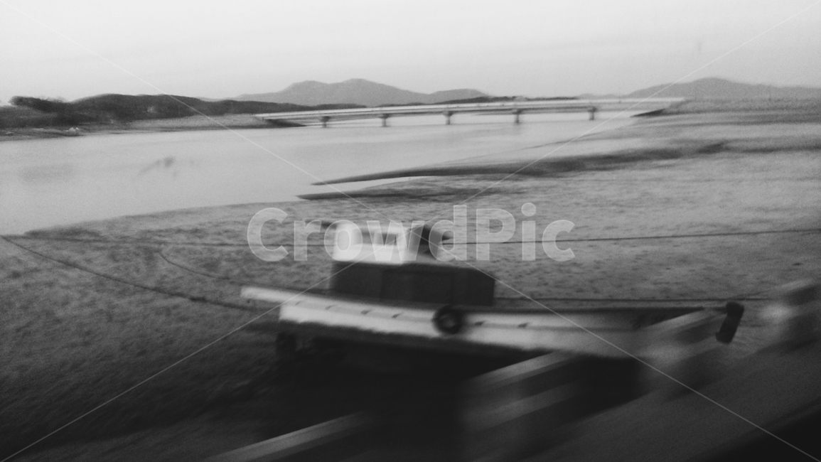 배,바다,다리,흔들림,시골,섬,쓸쓸함,흑백,흑백,모노톤,monochrome,black and white