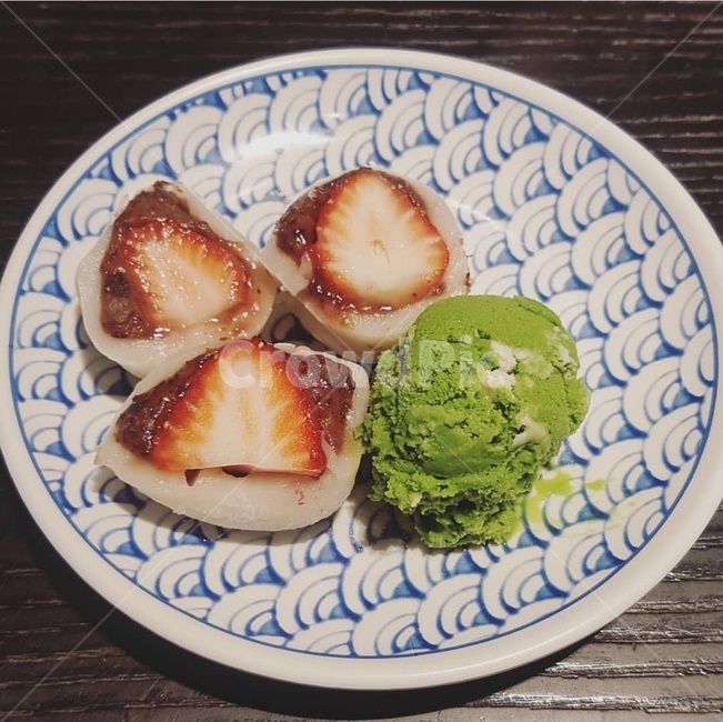 모찌,딸기모찌,녹차,녹차아이스크림,아이스크림,접시,일본접시,딸기,초록,물결,일본식,일본디저트,디저트