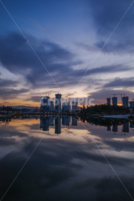 water,물,outdoors,옥외,호수,공원,반영,하늘,구름,일몰,sky,cloud,park,lake,자연,nature,sunset,건물들,도시,해질녘,city