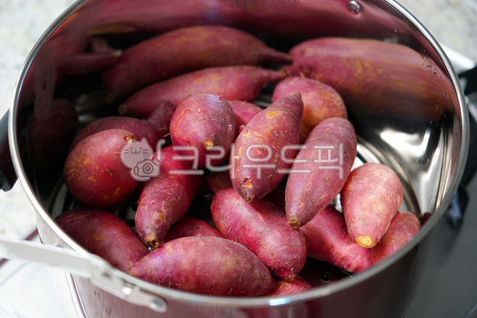 chestnut sweet potato,sweet potato,winter snack,nutrient,Pumpkin Sweet Potato,Fresh sweet potatoes,snack,Steamed Sweet Potato,Seasonal snack,Agricultural products,crops,vegetable,carbohydrate,seasonal food,Roasted Sweet Potato,root vegetables,ingredients,