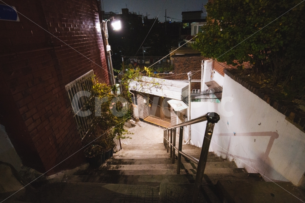 서울,감성,골목,가로등,불빛,도시,풍경,city,landscape,야경,밤,nightscape,night,골목길,alley,한국도시풍경,한국도시경관,korea cityscape,handrail,난간,banister,railing