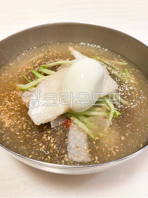 칡냉면,물냉면,냉면,고명,오이,계란,살얼음