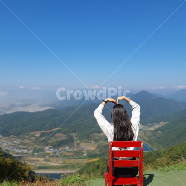 nature,자연,outdoors,옥외,leisureactivities,레저활동,adventure,모험,단양,여행,정상,산정상,카페산,빨간의자,빨간색,레드,하트,러브,love,heart,긴머리,흰셔츠,풍경,산아래,사람,인물,인간,human,person,여성,여자,woman,female,lady