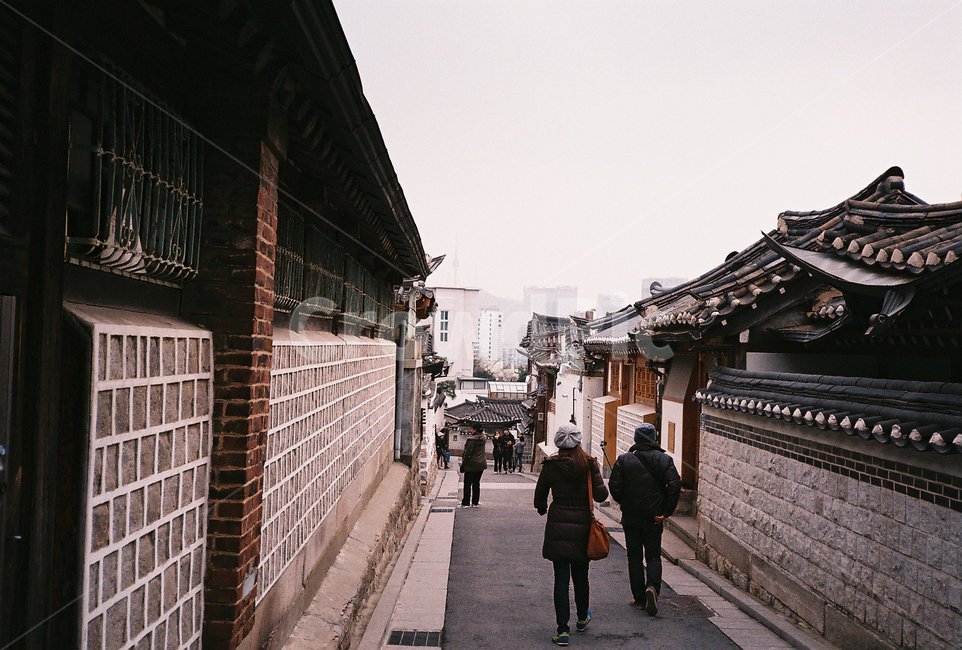 도시,한옥,거리,골목,전통,koreantraditional,korea,traditional,person,사람,human,인간,path,통로,walkway,보도,pedestrian,보행자,film,필름사진,필름