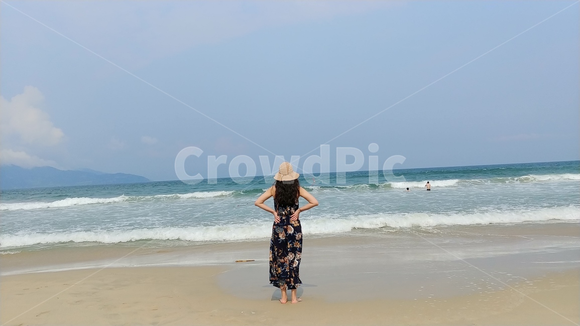 해변,바닷가,바다,여자,뒷모습,뒤태,파도,사람,여성,휴가,푸르다,파랑,하늘,파란색,모자,풍경,해외여행,해외,다낭,미케비치,blue,감성,여행,평화,해변,바다,beach,sea,사람,인물,인간,human,person,여성,여자,woman,female,lady,여행,휴가,traveling,vacation,trip