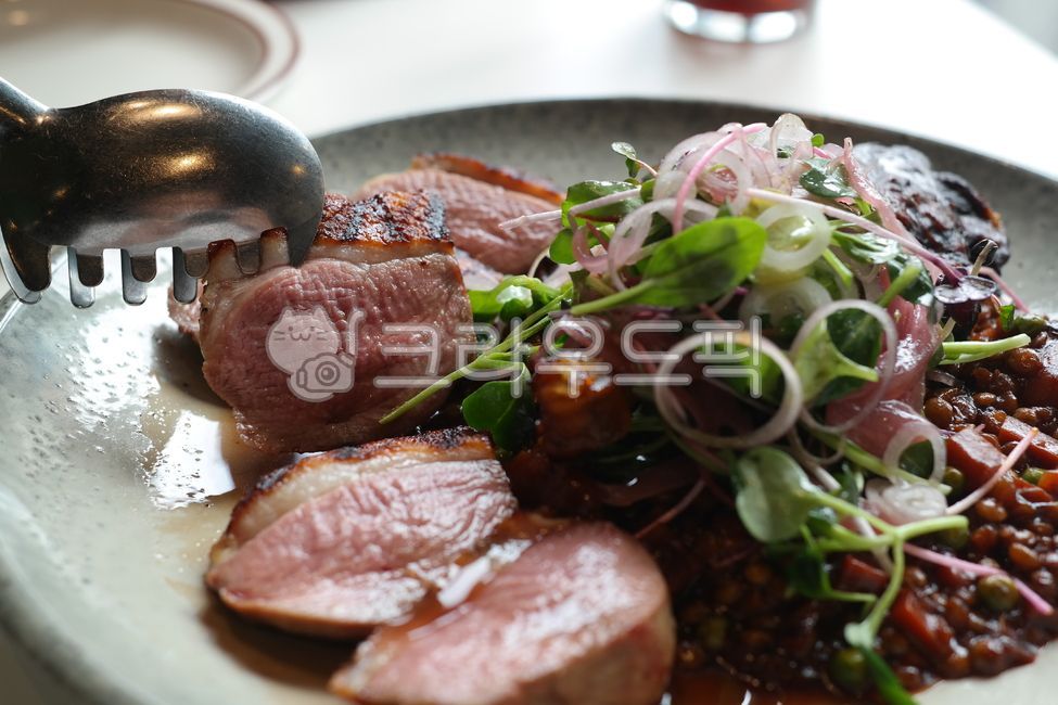 오리,오리고기,오리다리,스테이크,양념,소스,가니쉬,가슴살,레스토랑,레시피,메뉴,슬라이스,맛있는,구이,육류,고기,접시,그릇,음식,식사