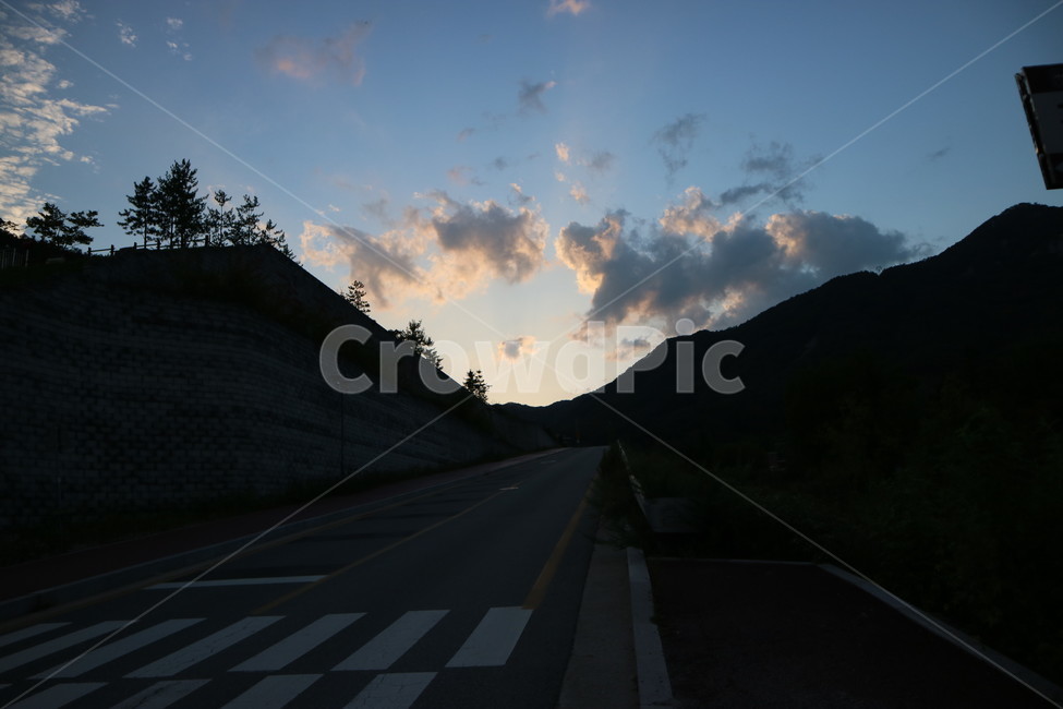 해질녘,노을,거리,구름,길,실루엣,그림자,silhouette,shadow,교통,교통수단,traffic,transportation,asphalt,아스팔트,road,도로