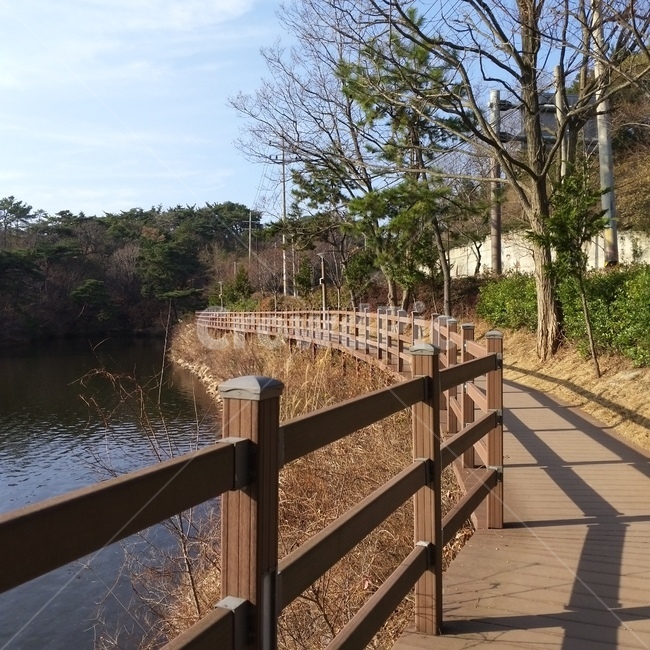 감성,감성사진,저수지,산책,호수,자연,풍경,nature,landscape,railing,난간,banister,handrail