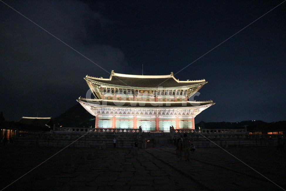경복궁,경복궁야간개장,광화문,문화재,궁궐,랜드마크,한국의랜드마크,대한민국역사박물관,한국문화,한국전통,역사,궁,서울,서울밤,야경,서울야경,기와,건축,건축물,건물,한국적,한국역사,조명,전통,전통적인,전통무늬,처마,왕,근현대사,문화,명성황후,고종,근정전,어도,조정,을미사변,웅장한,koreantraditional,korean,seoul,nightview,night,gyeongbokgung,palace,culturalheritage,landmark,gwanghwamun,tradition